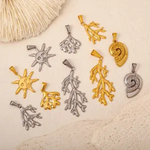 Detailoverzicht van hangers met zeethema in goud en zilver roestvrij staal DIY