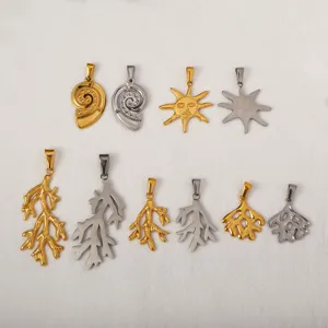 Collectie gouden en zilveren roestvrijstalen maritieme hangers met schelp- en koraalmotieven.