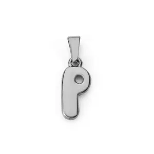 Dettaglio macro di un ciondolo a lettera P minimalista in acciaio inox con finitura a specchio