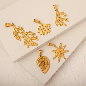 Detailopname van goudkleurige roestvrijstalen hangers met zeethema op displays