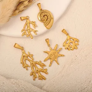 Detailweergave van gouden roestvrijstalen oceaanhangers met koraal- en zonmotieven.