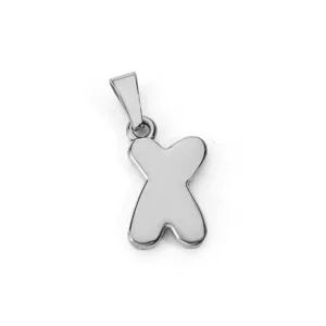 Dettaglio di un ciondolo a forma di lettera X in acciaio inossidabile lucido