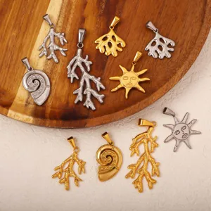 Collectie roestvrijstalen hangers met zeethema in gouden en zilveren afwerkingen