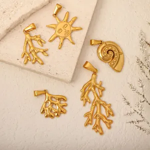 Prachtige set gouden roestvrijstalen hangers met koraal-, zon- en schelpontwerpen