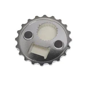 Vista dettagliata del retro di un apribottiglie magnetico argento a forma di ingranaggio.