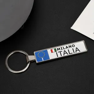 Vista dettagliata del portachiavi in metallo con design targa Milano Italia