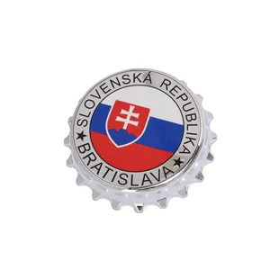 Dettaglio della bandiera slovacca e del testo Bratislava sul magnete del tappo