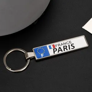 Dettaglio portachiavi rettangolare in metallo con design targa Francia Parigi