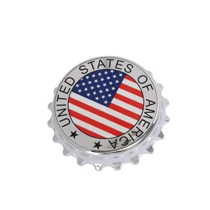 Dettaglio di un magnete da frigo a forma di tappo con design della bandiera americana
