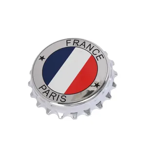 Vista dettagliata dell'apribottiglie argento con bandiera francese e scritta Paris
