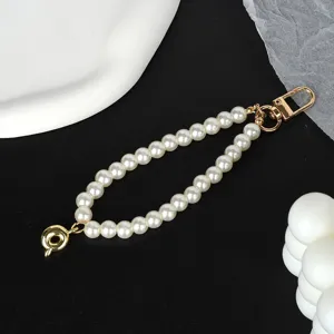 Detailed view of the elegant pearl chain strap with a high-quality gold-plated clasp.