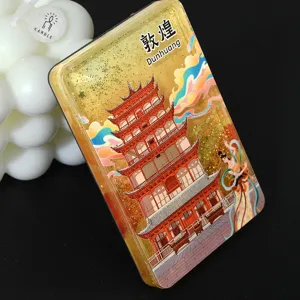 Gros plan d'un aimant à paillettes Dunhuang avec pagode et art de l'apsara volante.