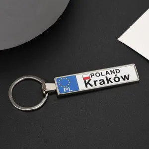 Primo piano di un portachiavi rettangolare in metallo con il design della targa polacca di Cracovia