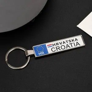 Primo piano di un portachiavi in metallo rettangolare con design targa croata.