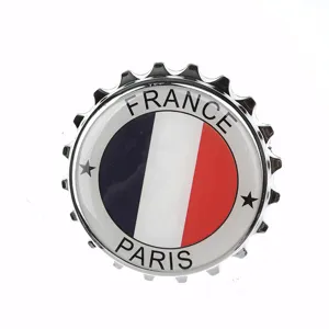 Dettaglio calamita da frigo a tappo di birra con bandiera francese e scritta Paris.