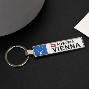 Dettaglio del portachiavi in metallo stile targa Vienna Austria con bandiera UE.