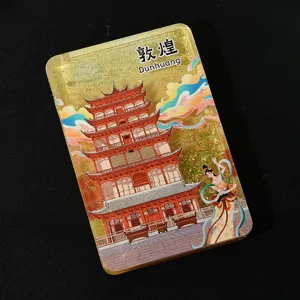 Gros plan d'un aimant de frigo carré à sable mouvant avec un design de Dunhuang.