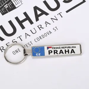 Vista dettagliata di un portachiavi in metallo rettangolare con design targa di Praga.