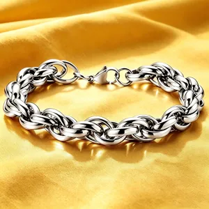 Detailansicht eines hochwertigen, schweren Gliederketten-Armbands aus Titanstahl