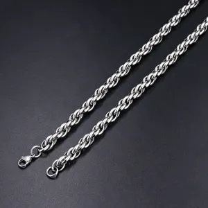 Makroansicht einer schweren silberfarbenen Edelstahl-Kordelkette mit Karabinerverschluss