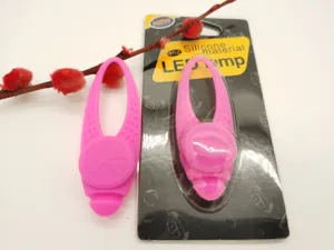 Ciondolo LED in silicone rosa per animali design osso ideale per passeggiate notturne.