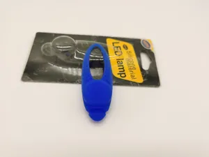 Ciondolo luminoso LED in silicone blu per collare di animali domestici, ideale per la notte.