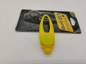 Luce di sicurezza LED in silicone giallo per animali, ciondolo luminoso portatile.