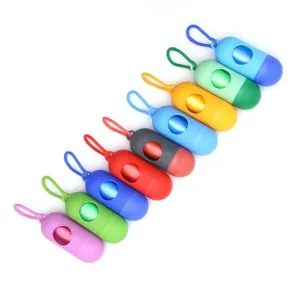 Dispensador portátil de bolsas para excrementos de perro con bolsas coloridas y gancho.