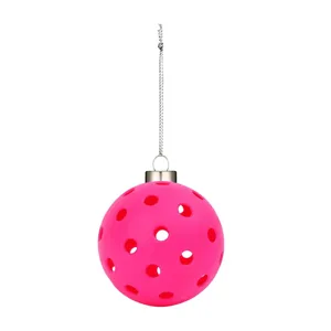 Vista ravvicinata dettagliata di un ornamento per albero di Natale pickleball rosa con catena.
