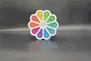 Vista dettagliata e ravvicinata di un giocattolo sensoriale colorato a forma di fiore in silicone.