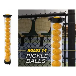Tubo di stoccaggio trasparente per pickleball che contiene 14 palline montato su recinzione.
