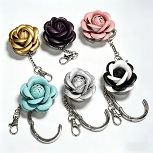 Collectie draagbare opvouwbare roze handtashaken voor tafels in zes verschillende kleuren.