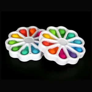 Vista dettagliata giocattolo sensoriale bolle di fiori colorati, antistress in silicone primo piano.