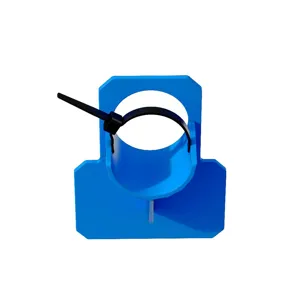 Gedetailleerd overzicht van de blauwe zwembad buis houder steun met zwarte kabelbinder.