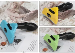Spazzola per toelettatura cani e gatti con manico ergonomico e denti in acciaio inox.
