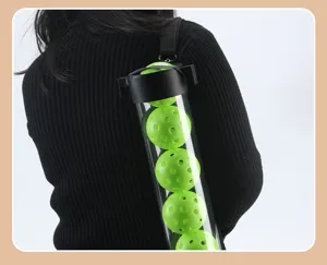 Transparente Pickleball-Sammelröhre mit Schultergurt zum Tragen von grünen Lochbällen.