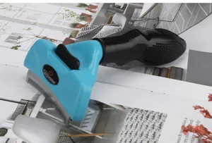 Spazzola professionale per toelettatura animali con manico ergonomico per il pelo.
