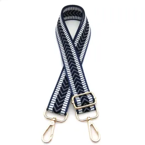 Detailansicht des blau-weißen Jacquard-Pfeilmusters, verstellbarer Taschengurt mit Goldclips