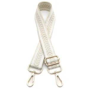 Detailansicht des cremefarbenen Jacquard-Schultergurts mit edlen goldenen Schnallen
