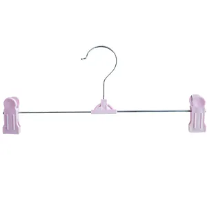 Roze kunststof broekhanger met antislipclips die perfect is voor de kledingkast.