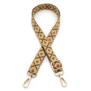Detailansicht des 2,5 cm breiten Taschenriemens mit Rautenmuster und goldenen Karabinern