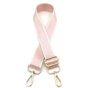 Detalle del diseño chevron rosa y blanco y la hebilla de metal dorado en la correa