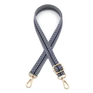 Vue détaillée d'une bandoulière de sac réglable avec motif chevron noir et blanc