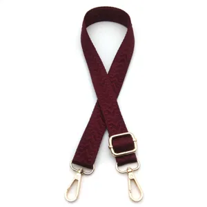 Detailansicht des 2,5 cm weinroten gewebten Taschenriemens mit goldenen Schnallen