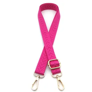 Detail eines 2,5 cm breiten rosa gewebten verstellbaren Ersatzgurts mit Goldbeschlag