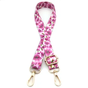 Vista detallada de la correa floral rosa para bolso con ganchos y hebilla dorada