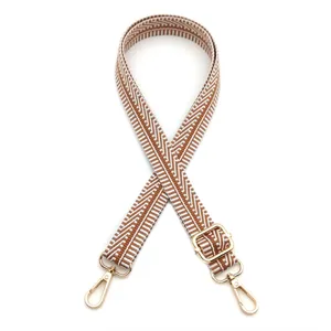 Vue détaillée de la bandoulière réglable à motif chevrons marron avec fermoirs dorés