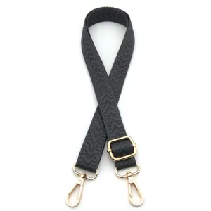 Detailansicht des schwarzen 2,5 cm verstellbaren Taschengurt mit goldenen Karabinerhaken