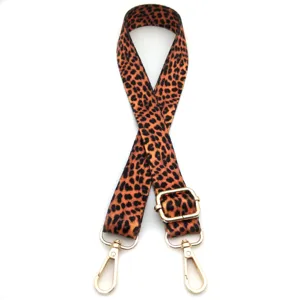 Vista detallada de una correa de repuesto con estampado de leopardo y cierres dorados.