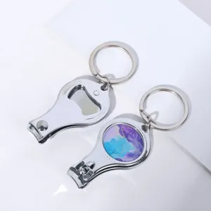 Detailweergave van een multifunctionele nagelknipper met sleutelhanger en flesopener.